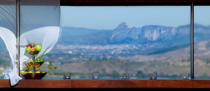 Painting exhibition with views to the rocks of Meteora